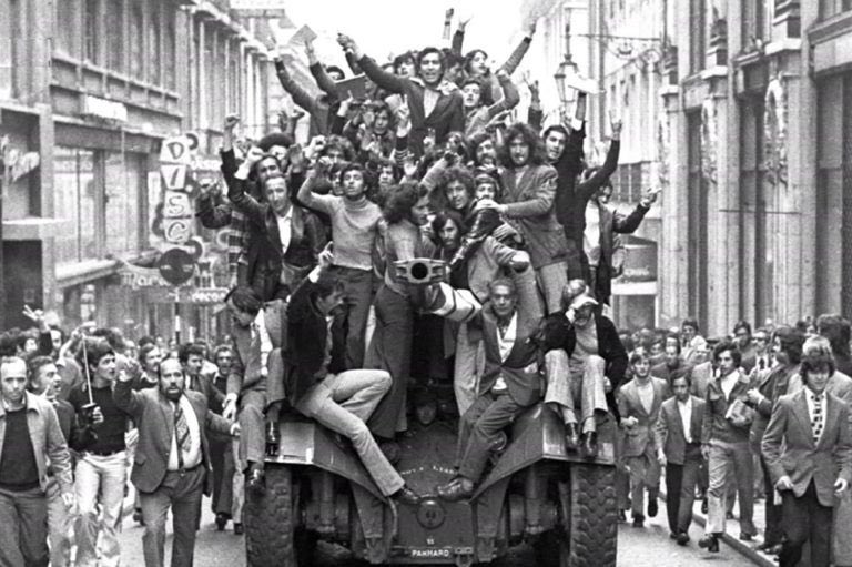 Il y a 50 ans, le 25 avril 1974 à l’initiative d’une partie de l’armée et du peuple portugais avides de liberté, de paix et de démocratie la « Révolution des œillets » 🌺 renversait la dictature. Joyeux anniversaire à la démocratie portugaise ! 🇵🇹🇪🇺🌺 #25deabrilsempre