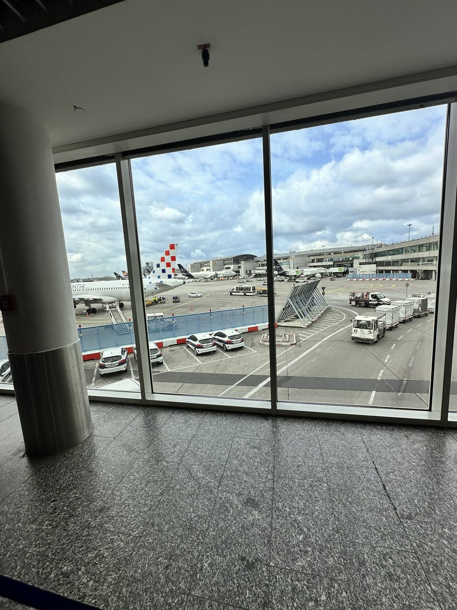 RMS20241's tweet photo. Here we go again! And just in time! ����😳😳😳😳#shitweather #accident #Frankfurt https://t.co/OTfojNxiqN
