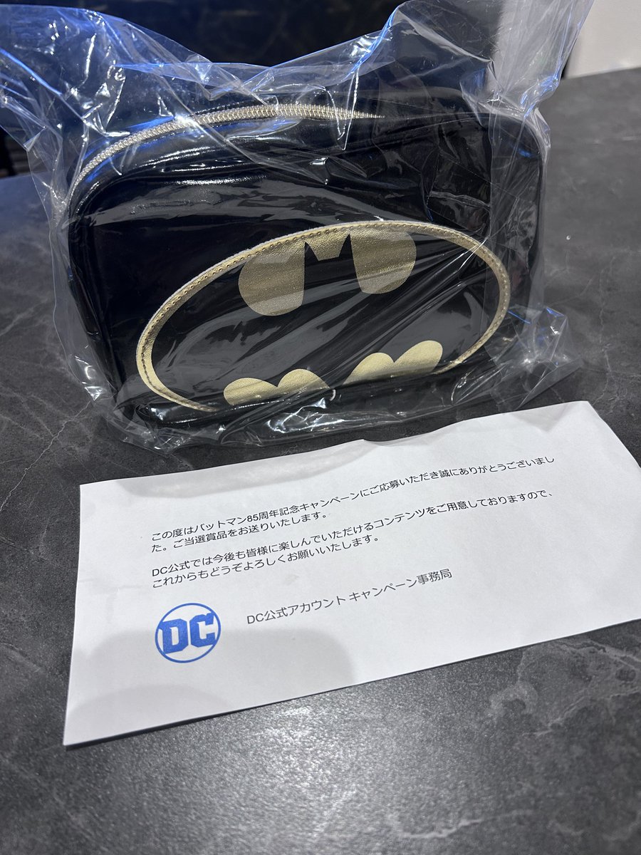 #バットマン85周年 のキャンペーンに当選して
スクエアポーチが届いた🦇

DC公式さん
ありがとうございます！！