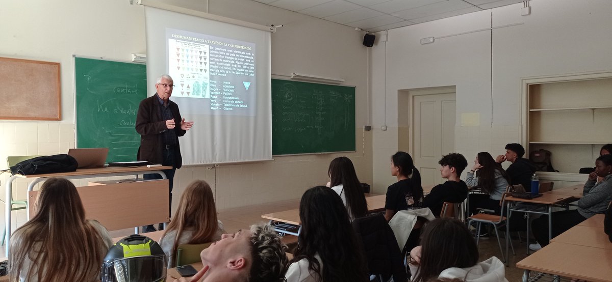 Continuen les conferències de @amauthausen sobre la deportació als camps nazis als centres educatius que formen part del @DemdLleida. En aquesta ocasió ha estat al @insmariustorres. Activitats del Projecte Buchenwald-Mauthausen de @paerialleida.