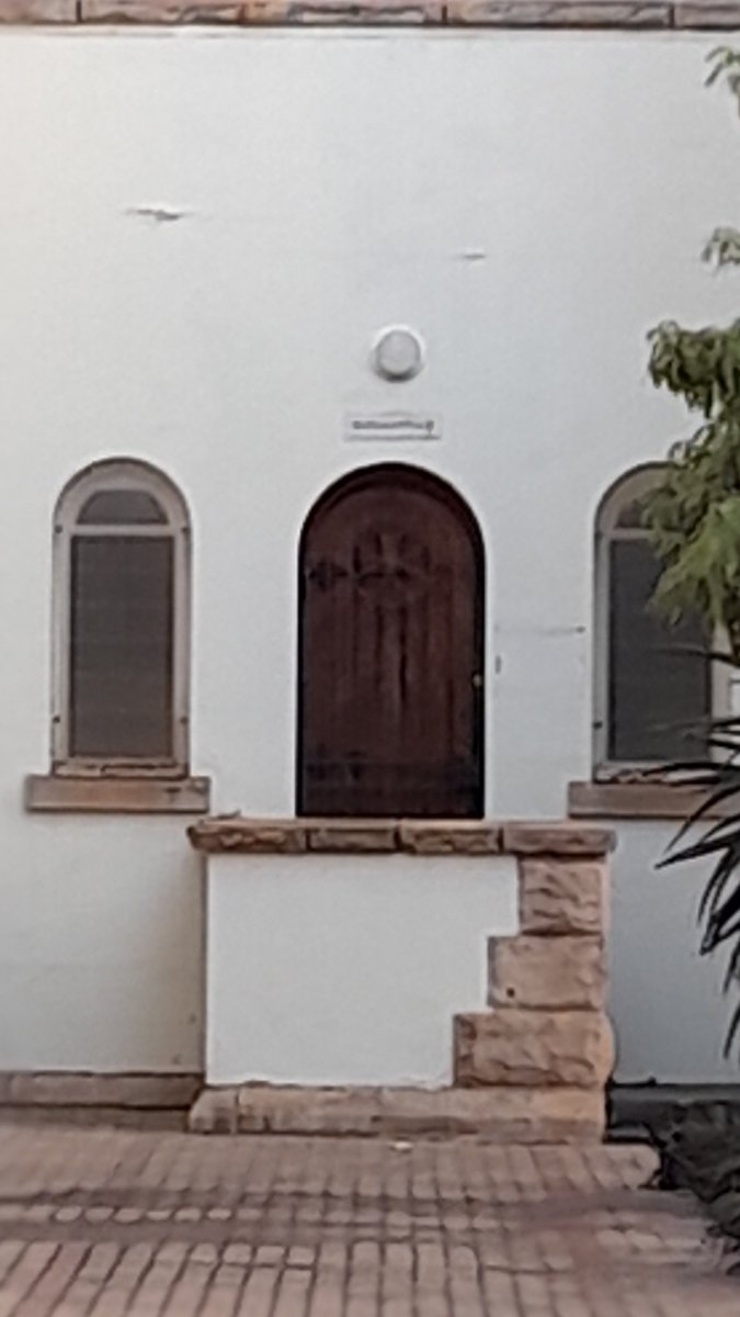 ⛪ This tiny #adoorablethursday is the side door of the old monastery of the Chapel (1925), today on University of Pretoria campus💖 I love the QUOIN detail: dressed stone on the corner of the staircase. #AlphabetChallenge #weekQ #architecture #churches #CampusLife #FlyUP