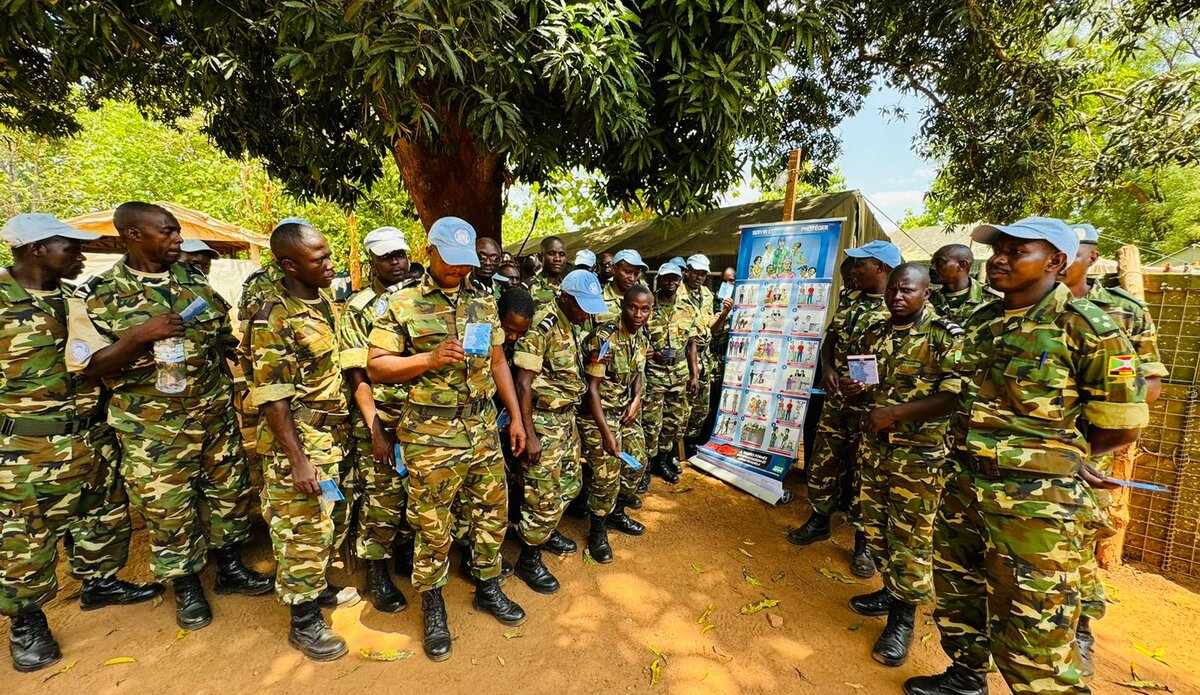 #HonouringOurValues = chaque Casque bleu doit être conscient de ce qu’il peut/ne peut pas faire avant même d’être déployé. Les contingents sont sensibilisés à leur arrivée sur le terrain, comme ces 120 Casques bleus du #Burundi @UN_CAR déployés à Grimari: ow.ly/3g1x50RlEr6