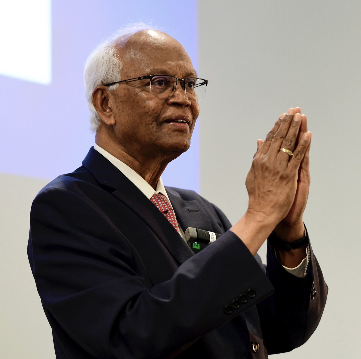 Was privileged to deliver the second @AstonUniversity Annual Distinguished Lecture following the first one given by Nobel Laureate Peter Agre. Spoke on my journey from deep #fundamental #research in Polymer Engineering to #inclusive #innovation centred Gandhian Engineering.