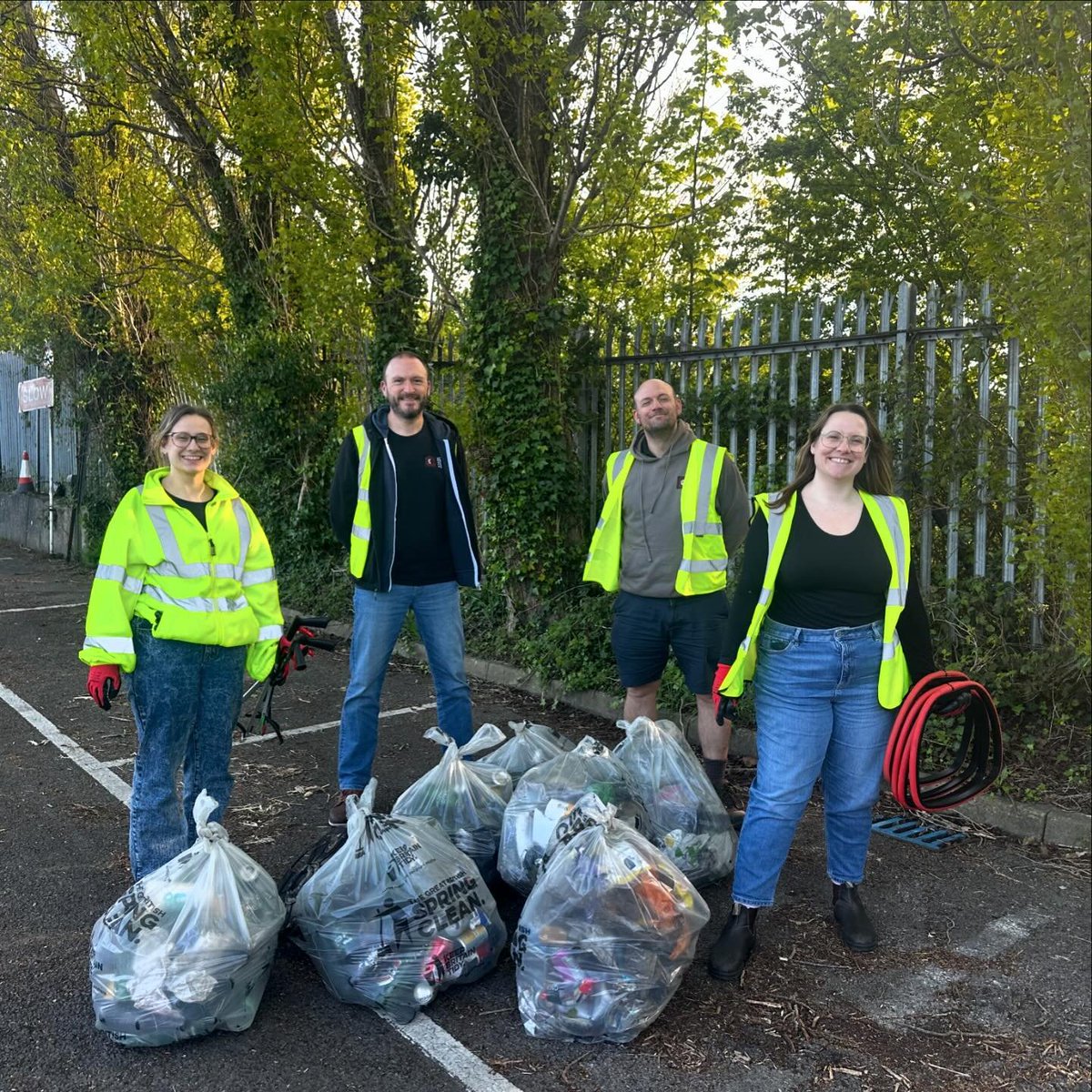 stage_electrics's tweet photo. Making a difference, one step at a time!

Yesterday, our amazing team members came together for a community litter pick around our Bristol office.

#StageElectrics #wemakeperformancepossible #CommunityCleanup #Teamwork 📷📷 https://t.co/F0xYPXhB6p