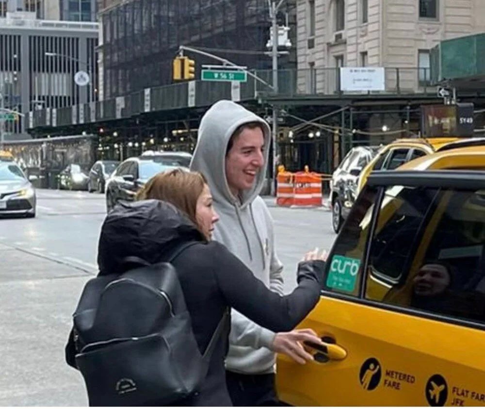 Eylem Tok, trafik kazasında bir kişiyi öldüren oğlu Timur Cihantimur ile Amerika’da gününü gün etmeye devam ediyor. Zengin olanın cinayet işleme, cezadan kaçma ve arsız olma hakkı var! Bunu bildikleri için bu kadar rahatlar. Onlara dert değil, çünkü ateş düştüğü yeri yakıyor.