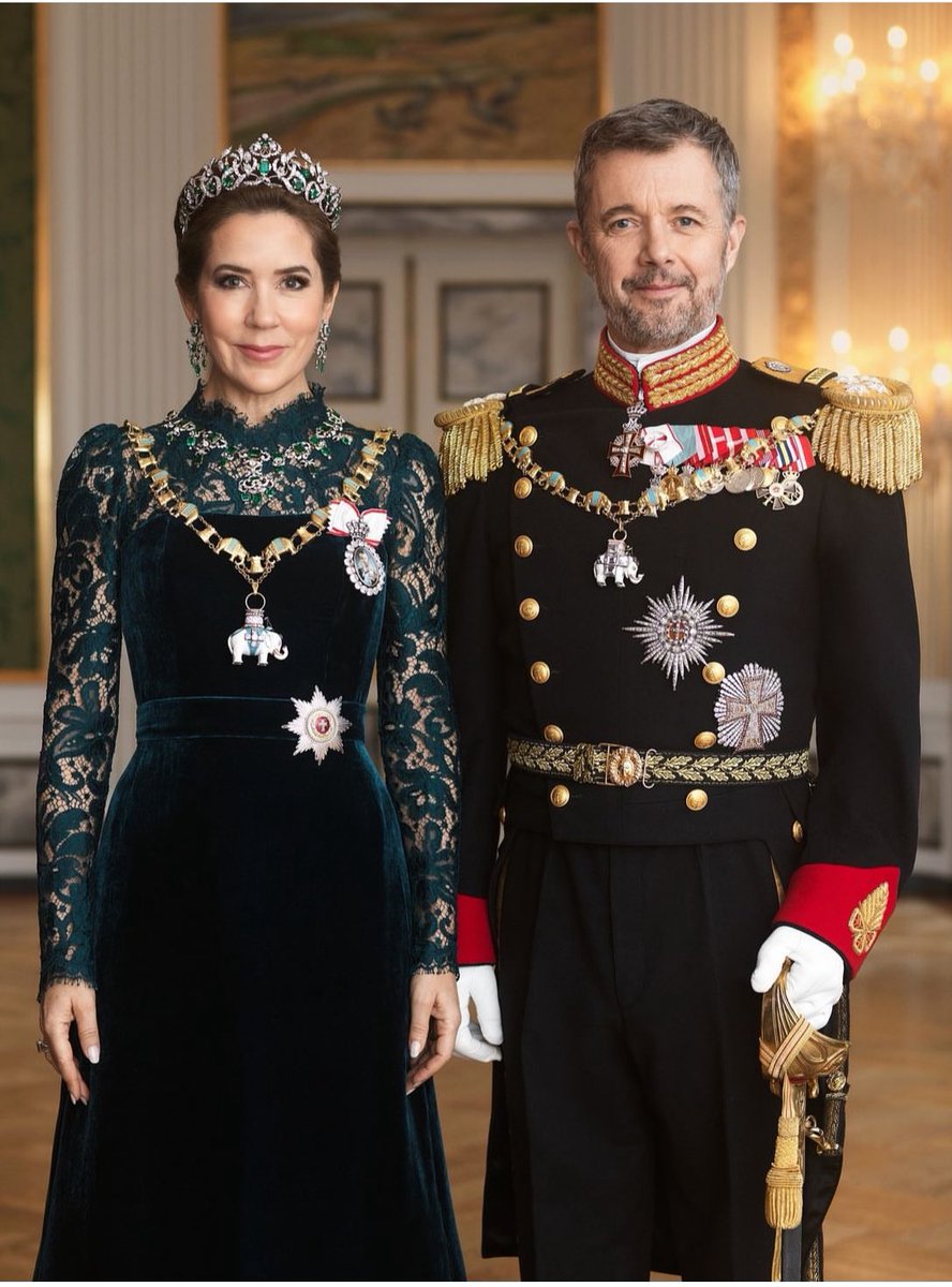 New official portrait of Their Majesties the King and Queen of Denmark. It will soon hang in a number of official buildings and in Danish 🇩🇰 embassies and residences. 

Photo: Steen Evald