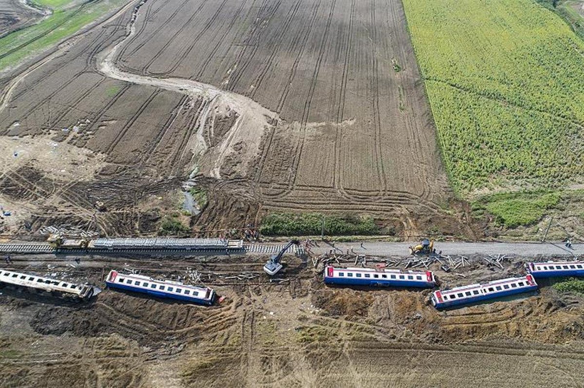 SON DAKİKA: 2018'de meydana gelen Çorlu tren kazası davasında dönemin TCDD Bölge Müdürü Nihat Aslan'a 15 yıl, bölge bakım müdürü Mümin Karasu'ya 17,5 yıl hapis cezası verildi.