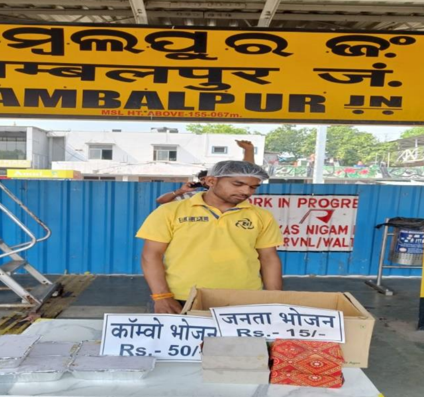 Great news for budget-conscious travelers! Indian Railways along with IRCTC is stepping up to serve passengers, particularly those in unreserved coaches, with a new initiative offering hygienic meals and snacks at affordable prices. Counter at Sambalpur
@RailMinIndia 
#ECorupdate