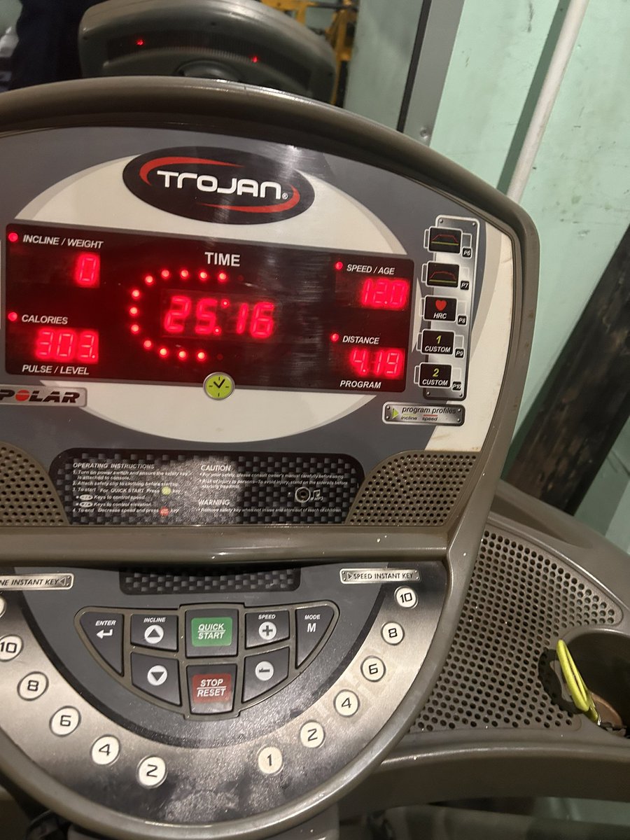 TUNDUMA_BOY's tweet photo. If it excites you and scares you at same time, it probably means you should do it. 💪🏿💪🏿💪🏿🔥
#RunningWithSoleA
#runningwithtumisole
#runwitharthurk
#nikerunning
#adidasruntastic
#runaddicted 
#halfmarathon
#IPaintedMyRun 
#RunningWithLulubel
#Run2024
#NeverGiveUpFindAWay https://t.co/fVvohbzMki