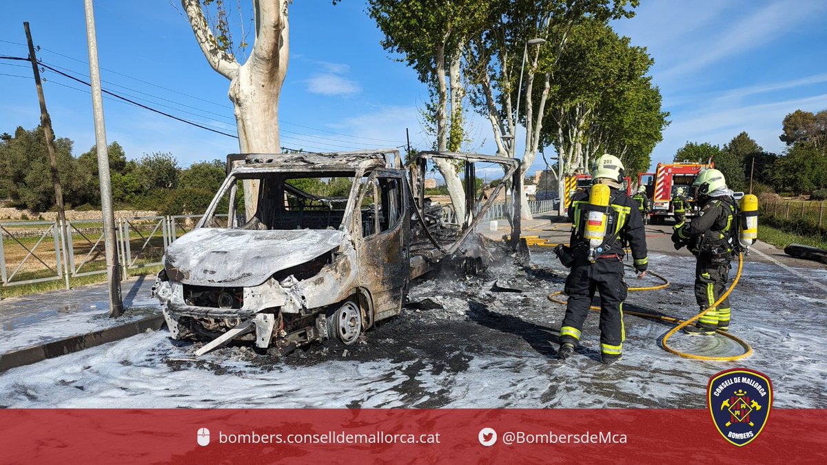 BombersdeMca's tweet image. Incendi d'un camió de mercaderies perilloses a la rodona d'Alcúdia del carrer Pollentia.
#PLAlcúdia
#ParcAlcúdia
#ParcInca