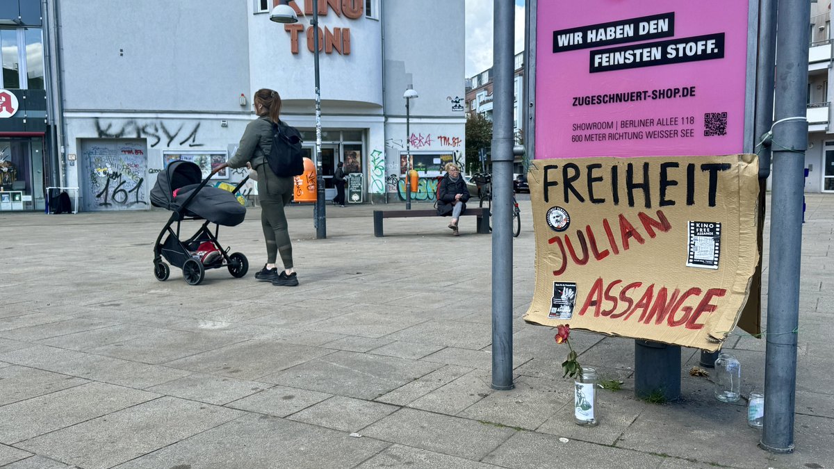 FREIHEIT 
JULIAN ASSANGE

#PRESSEFREIHEIT VERTEIDIGEN

Berlin-Weißensee, 18.4.24
#FreeAssange
@DefendAssange @FreeAssangeMUC  @FreeAssange_eu @freeassangeffm @Germany4Assange