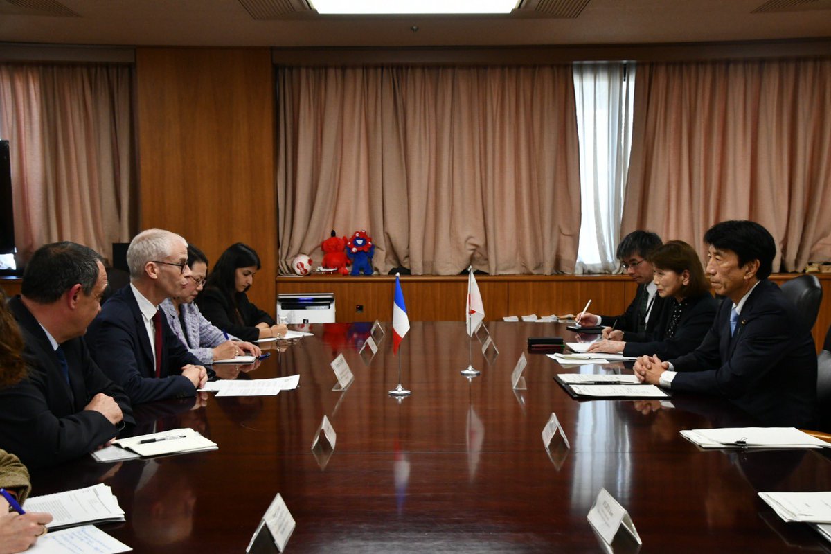Avec Ken Saito, ministre de l’Économie, du Commerce et de l’Industrie du Japon, pour évoquer les perspectives de la relation économique 🇫🇷🇯🇵 qui s'intensifient.

La #Japon est le deuxième partenaire commercial de la France en Asie : le potentiel est encore grand. Allons plus loin