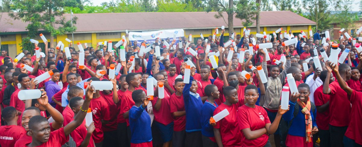 Yesterday, we teamed up with @Edigenrwanda & @itf_Secretariat for an inspiring outreach in Bugesera district. We provided 2500 refillable water bottles to students across 3 schools and educated them about good hygiene & sanitation practices. @YALIRLCEA @gtwagirayezu