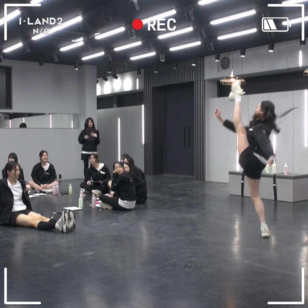 mnetiland's tweet photo. [I-LAND2] EP.02 SPOILER🎥👀

'수리'슬쩍 훔쳐보는 2회 관전포인트(´ε｀ ʃƪ)♡
평화로운(?) 시그널 송 테스트 연습 현장!

SPOILER ✌
'잘 봐, 이게 (절박한) 발레리나의 발차기야'
파트 획득을 위한 배틀 그라운드?!

오늘 저녁 8시 50분 본방송에서 확인하세요!

#ILAND2 #아이랜드2 #테디 #태양 #VVN #24 #모니카 #리정 #Mnet