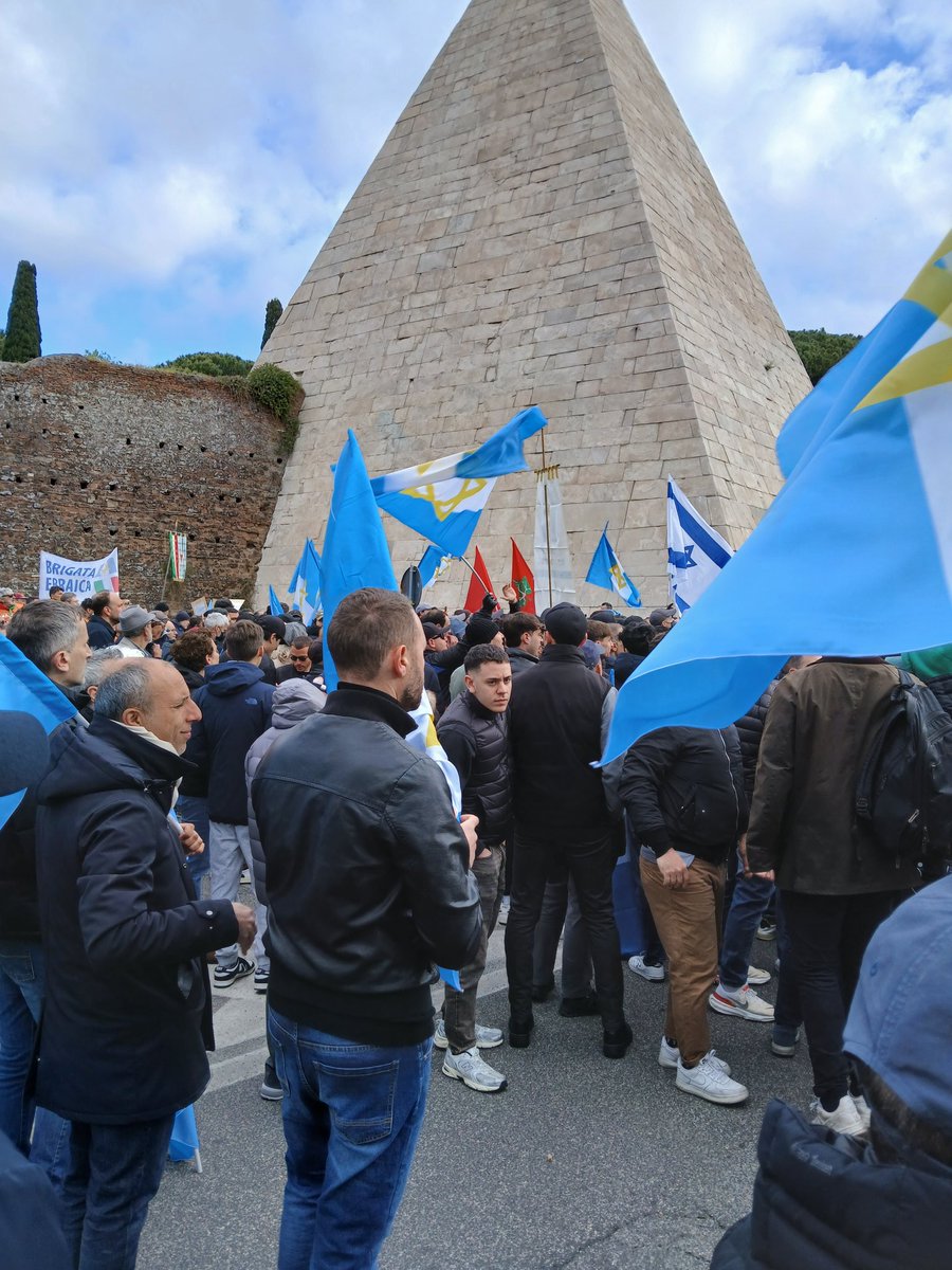 Eravamo numerosi e abbiamo subito un torto: noi, figli della #BrigataEbraica costretti ad andare via, chi inneggiava ai complici di #Hitler, i #palestinesi, sono rimasti. Slogan #antisemiti verso di noi. Sono i nuovi #fascisti. #25aprile #Liberazione