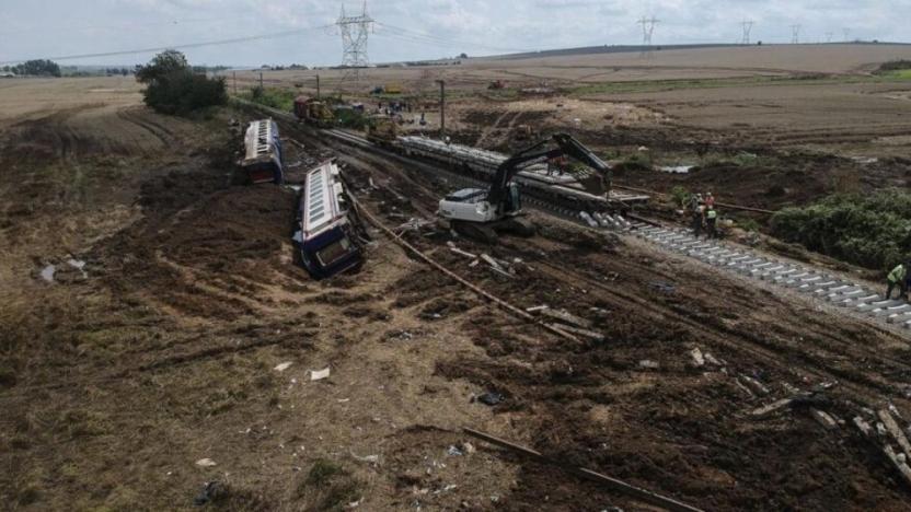 Çorlu Tren Katliamı'nda karar açıklandı, sorumlular yargılanmadı 📌9 kişi ceza aldı, 4 kişi beraat etti. Yargılananlar 'olası kast' yerine 'bilinçli taksir'den ceza aldı. Mahkeme indirim uyguladı haber.sol.org.tr/haber/corlu-tr…