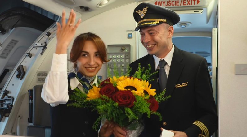 Pilot proposes to flight attendant girlfriend while on air