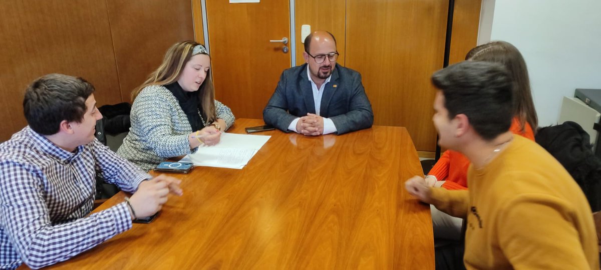 🗣 Escuchamos los proyectos y las inquietudes del Consejo Aragonés de la Juventud a través del presidente, Tomás Aragón, y varios representantes de la  Comisión Permanente.

👏<a href="/AragonPAR/">Partido Aragonés</a>, siempre con los jóvenes aragoneses.

#CAJ
#Jóvenes