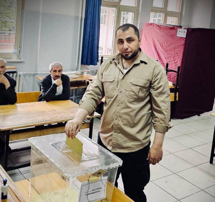 📌Türk vatandaşlığı alıp ülkemizde seçimlerde oy kullanan Suriyeli muhalif lider Mutasım Abbas, hırsızlık ve yolsuzluk iddiası ile tutuklanmış. Suriye muhalifetinde dün ufak çaplı bir darbe gerçekleşti. Güç savaşı ve rant yüzünden birbirlerine girdiler.