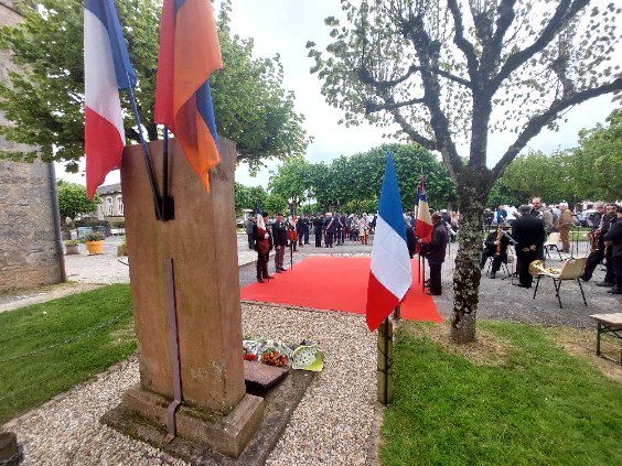 #Devoirdememoire | 🇫🇷🇦🇲 #Commémoration du génocide Arménien Plus d'1 million d'arméniens furent tués et beaucoup trouvèrent refuge en France, terre d'asile🕯️ 📸Retour sur la cérémonie à Lusignan présidée par Etienne BRUN-ROVET, sous-préfet de l'arrondissement de #Poitiers et…