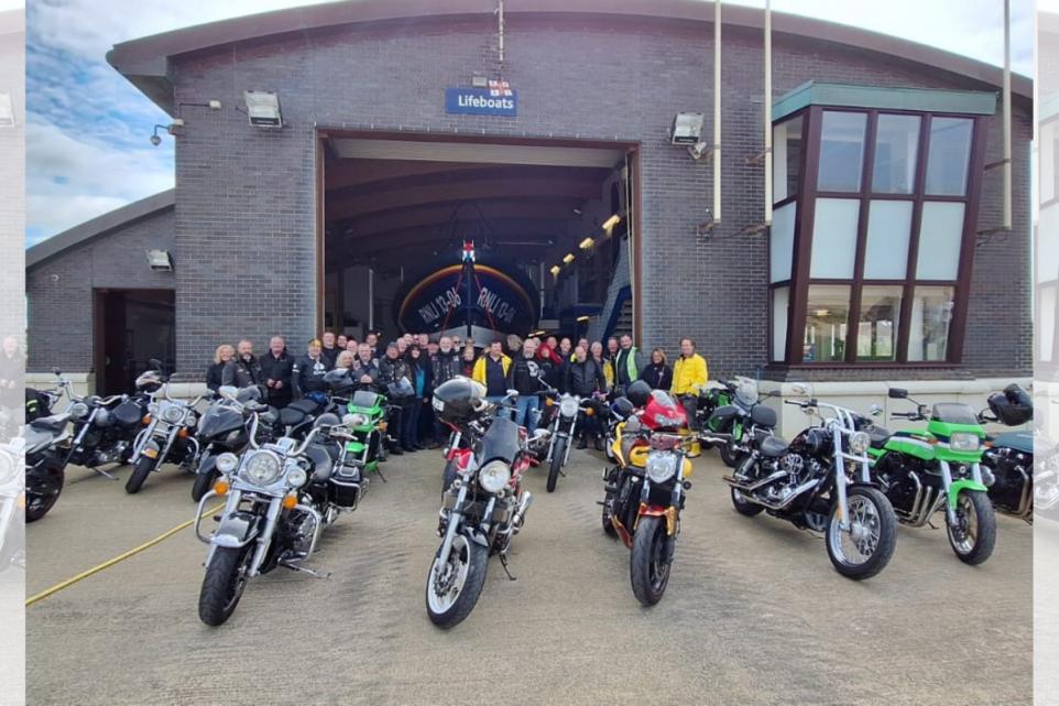 Bikers' 'incredible' donation to Wirral lifeboat station wirralglobe.co.uk/news/24275894.… @HoylakeRNLI