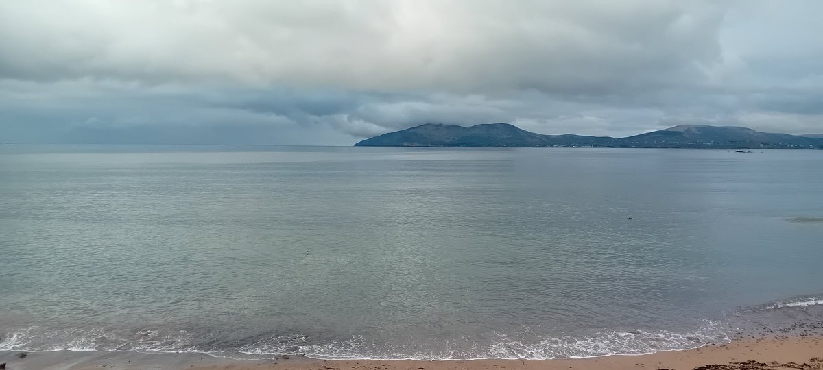 Heavy clouds. Dark green sea. Not a breath of wind. Rain's comin' Waterville, County Kerry, Ireland #todayinireland #wildatlanticway @deric_tv @WeatherCee