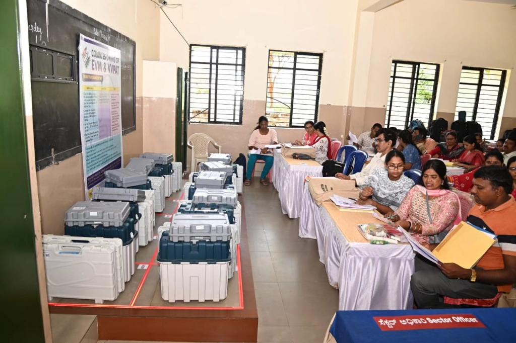 Glimpses of dispatch of Polling Parties in #Mysore for #Phase2 of #GeneralElections2024 ✨🙌 🗓️ 26th April 2024 : Phase 2 Polling #YouAreTheOne #ChunavKaParv #DeshKaGarv #ECI #Elections2024 #LokSabhaElections2024 @ceo_karnataka