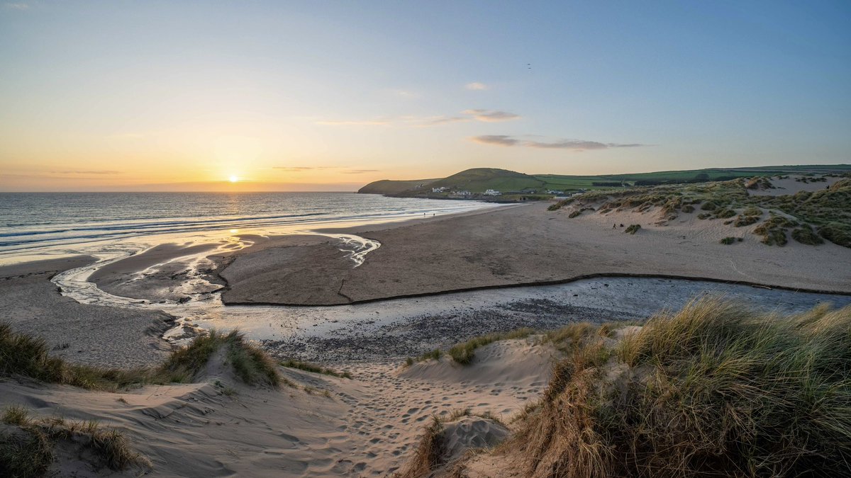 mcsparkyj's tweet image. Another cracking North Devon sunset yesterday evening, this was the view from the dunes at Croyde just before the sun disappeared into clouds just above the horizon🌅🌊

#croyde #norhdevon