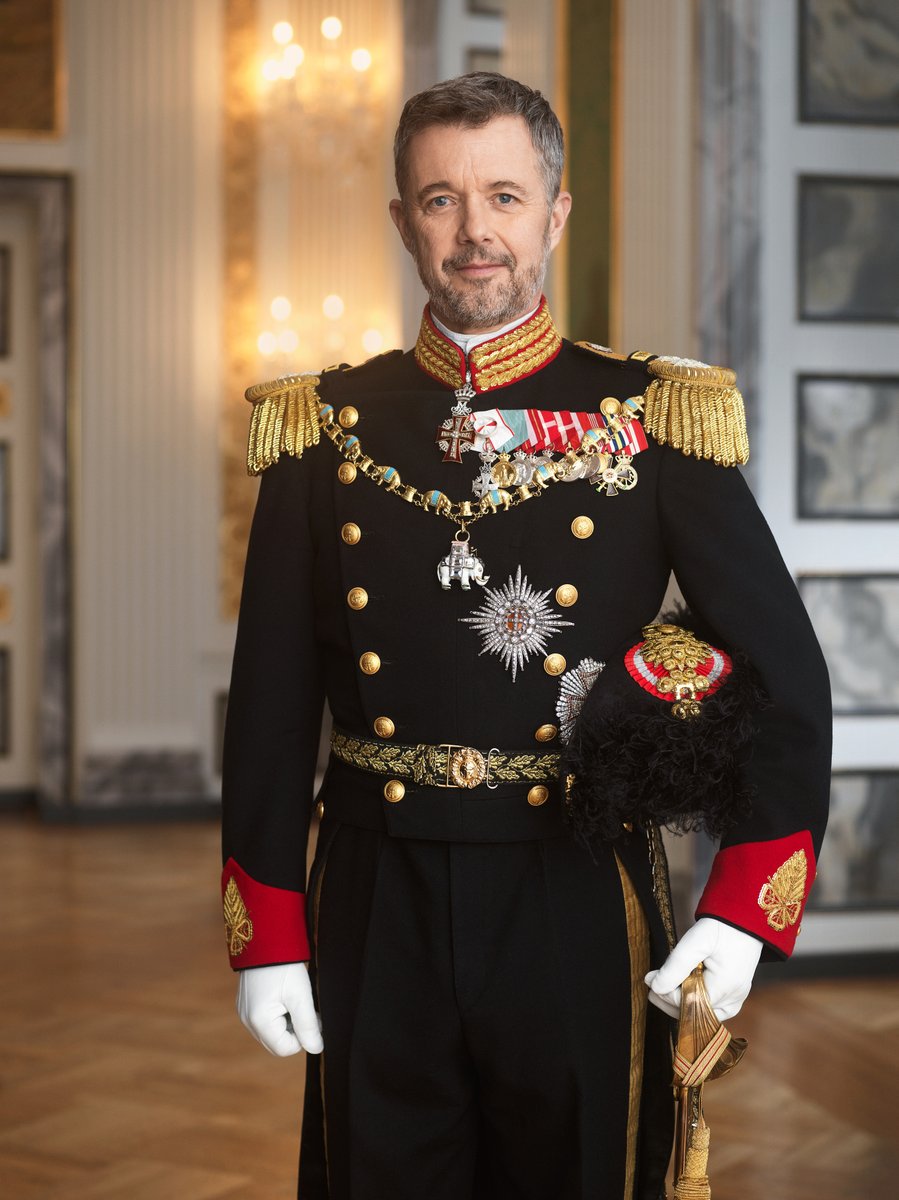 The first official portraits of King Frederik X and Queen Mary of Denmark have been released by the royal court. Her Majesty wears the emerald set of crown jewels – one of four garnitures at her disposal – for the first time. kongehuset.dk/en/news/offici… 📷 Steen Evald/Kongehuset