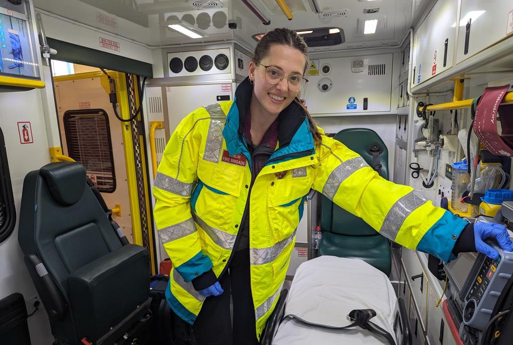 We often host @RCSI_Irl graduate students on our emergency ambulances. These graduate medical students work with our paramedics on an observational placement in the pre-hospital environment. This week we had Julia Goodhead from RCSI with us.