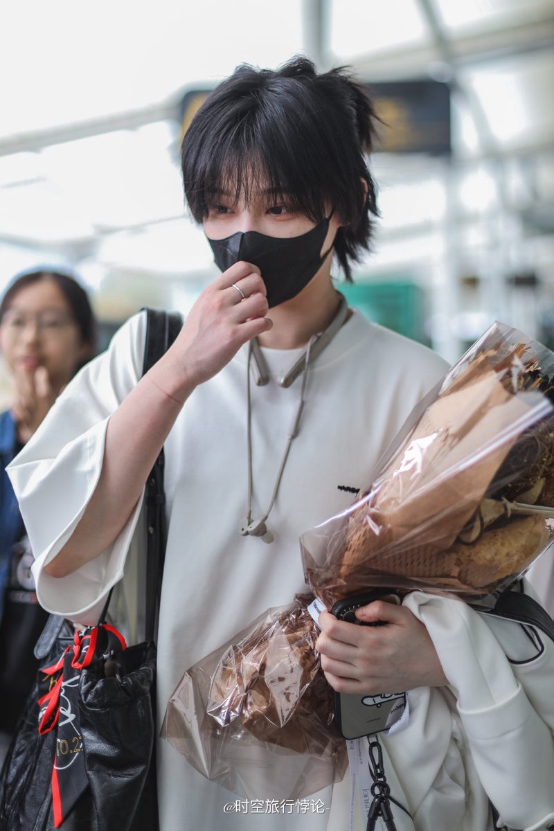 Feiveel13's tweet photo. 28240425 Arrival in Guangzhou
The ring still there. I love that they wear couple items wherever they go.
#wangxiaojia https://t.co/Kcyn94Hrpn