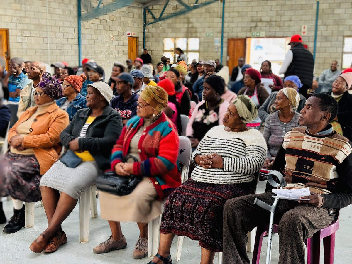 Community members of KwaNobuhle, Gqeberha came out in their numbers to register for the government subsidised decoders at Sizakele Konzi Sports Complex. #GoDigital #TshintshaUngaSali