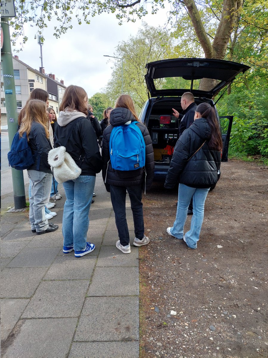 Jens vom Verkehrdienst erklärt den Girls das Radarmessgerät.  #Polizei  #Duisburg