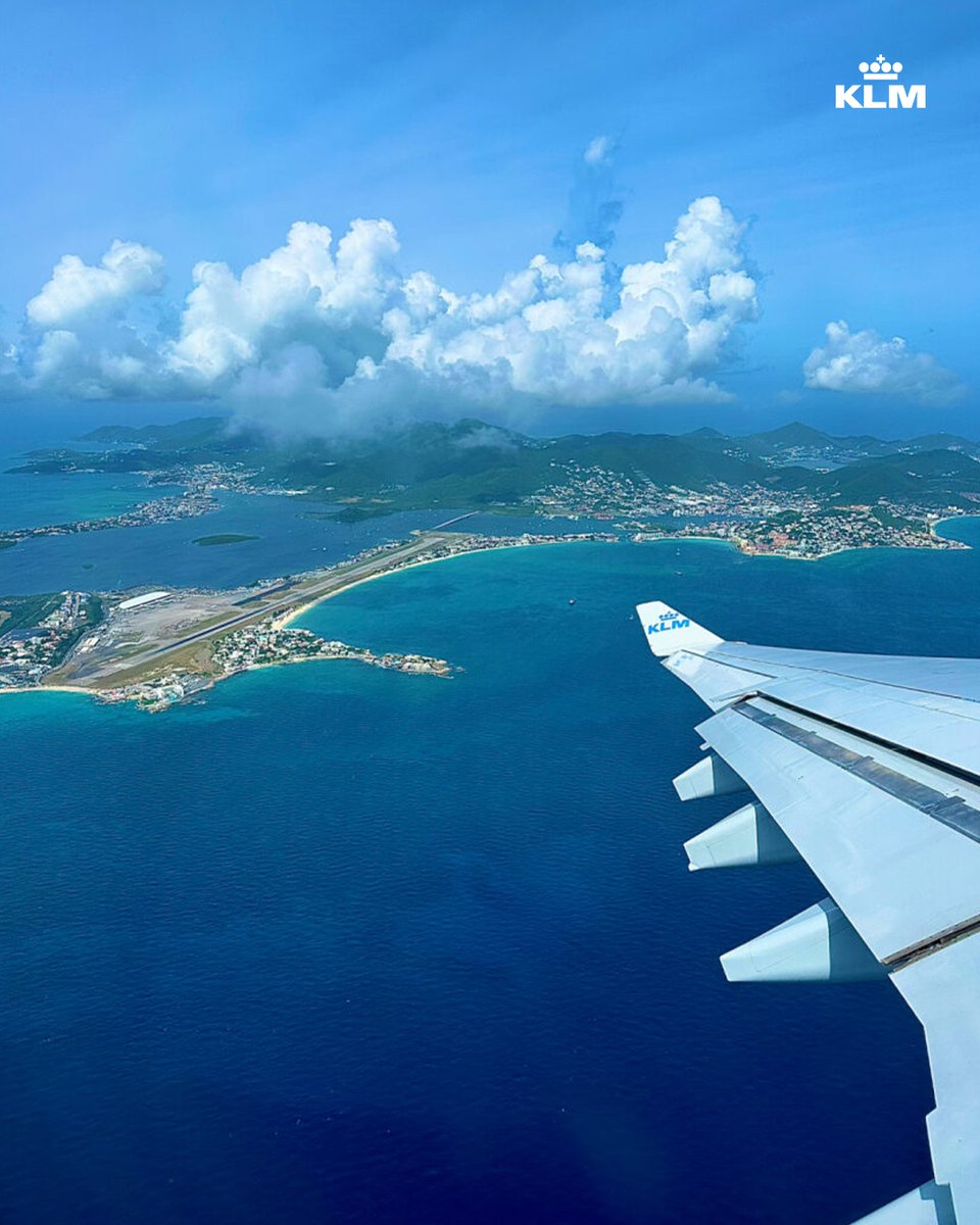 飛行機での旅は、空の上からの景色もお楽しみのひとつ。
KLMの機内から見下ろすこの美しい島は、どこかご存じですか🏝️？
#KLM #WindowView