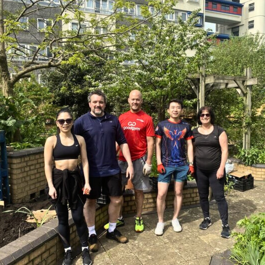 A worm welcome as 4/7 GoodGymers present attended their first session. The community garden had plenty to do from planting strawberries to turning compost. Compost team discovered more worms than they’d ever seen before. #DoGoodGetFit #Volunteering #UKRunChat