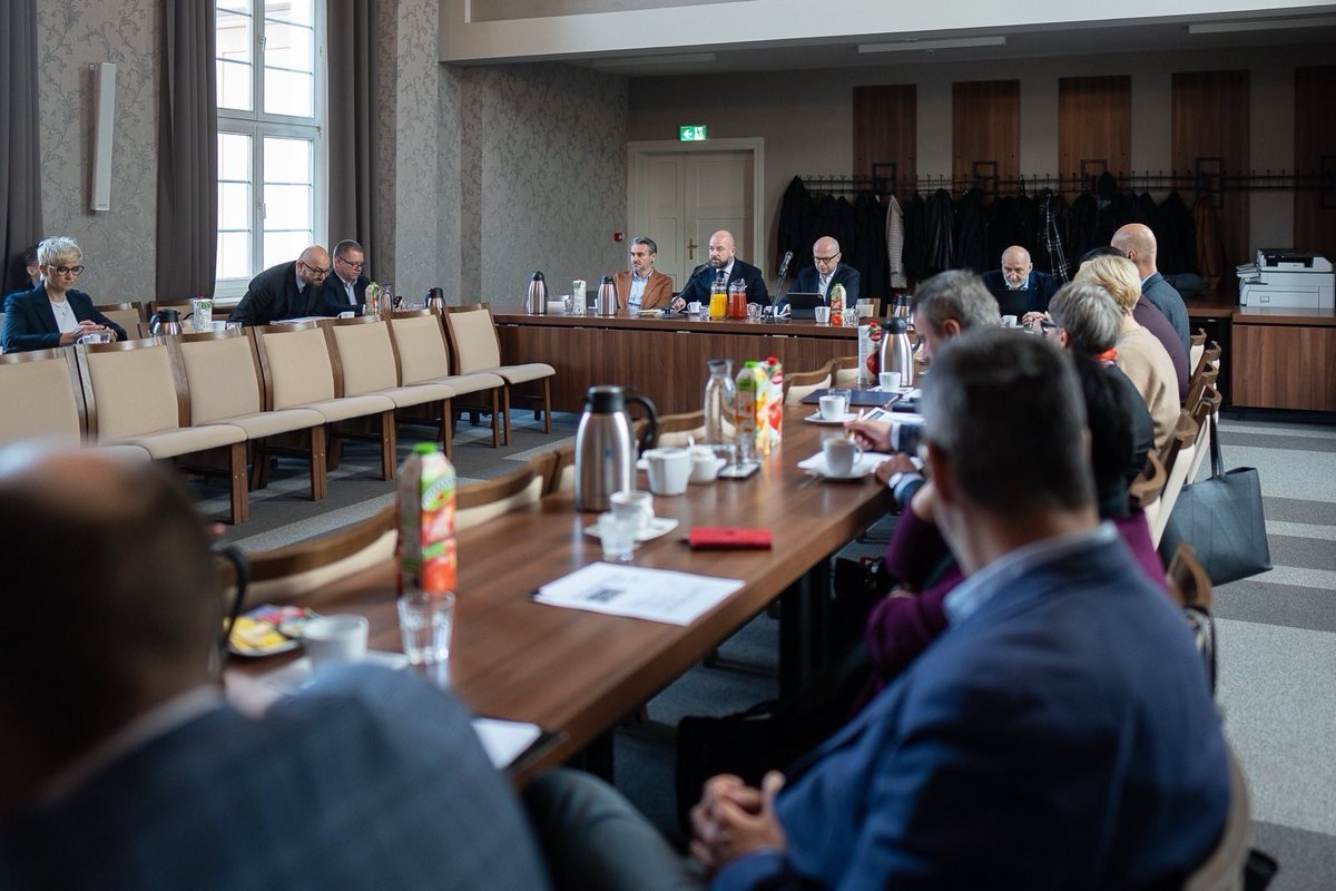 Kolegium prezydenta - razem z dyrektorami poszczególnych pionów i szefami jednostek i spółek rozmawiamy o projektach, inwestycjach i planach dotyczących Wrocławia. Dziś między innymi omówiliśmy tematy, które najmocniej wybrzmiały podczas wczorajszego spotkania z Mieszkańcami na…