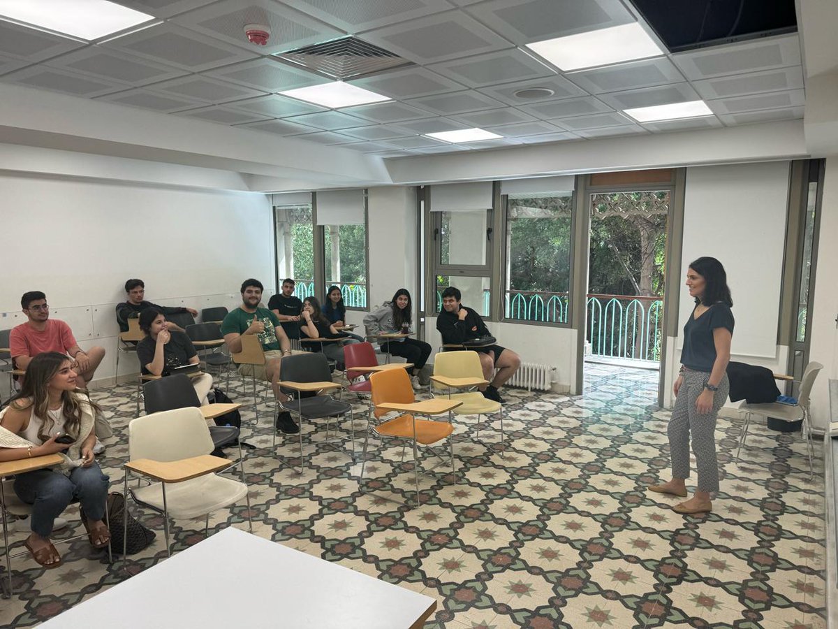 🔉Last week, our Institute's Communications Manager, and former @AUB_Lebanon Political Science student, @eyeontheeast was a guest speaker in IFI University Fellow @JamilMouawad's 'Politics in Lebanon' class, speaking on state capture & its economic repercussions in Lebanon.