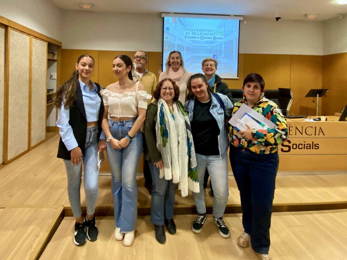 Ahir vam commemorar el Dia Internacional del Poble Gitano amb la presentació de dos estudis sobre l’estudiantat gitano de la Universitat de València Gràcies a totes les persones que han participat! ℹ️ t.ly/85Wl6 @romiasociacion @gitanos_org_CV