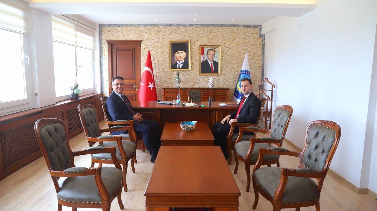 karaburungovtr's tweet photo. İYTE REKTÖRÜ PROF.DR. YUSUF BARAN, KAYMAKAMIMIZ MUSTAFA ÖZBAY’ I MAKAMINDA ZİYARET ETTİ VE İLÇEMİZDE GÖREVLİ ÖĞRETMENLERİMİZLE SÖYLEŞİDE BULUNDU.

https://t.co/X4IWXf7lbO https://t.co/6uA252ML0B