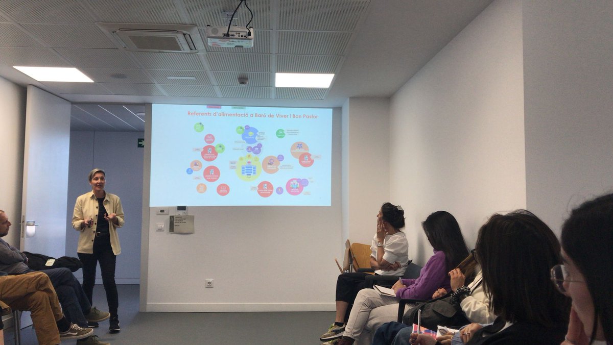 🍏Las vecinas de los barrios de Viver y Bon Pastor se están convirtiendo en referentes de la alimentación sostenible.

Ayer estuvimos acompañándolas en este taller impartido por Albarrio, una iniciativa que promueve una mayor adhesión a patrones de consumo de alimentación