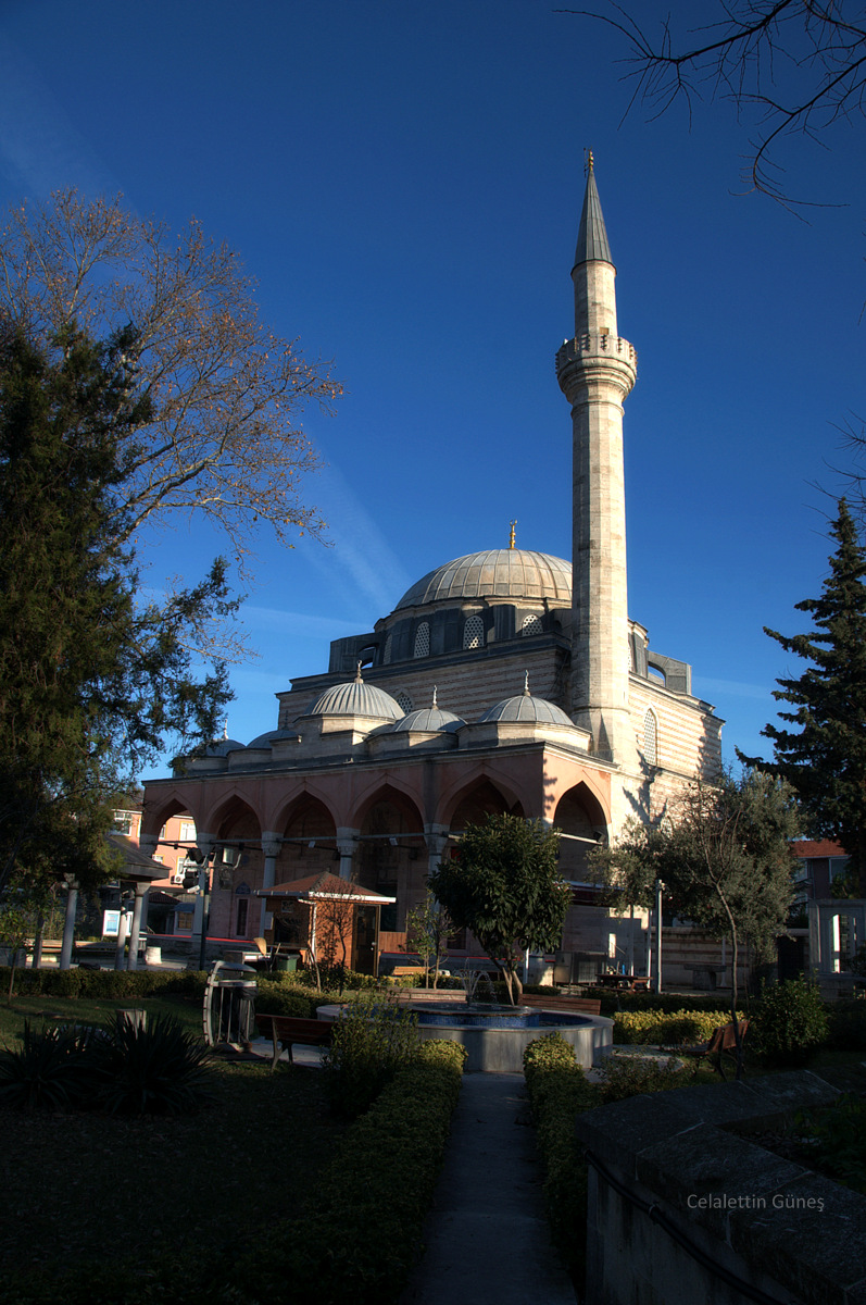 Bu güzellikleri ve iç mekanda, bir birinden güzel hat örnekleri ile bezeli pencere alınlıklarını barındıran Hadım İbrahim Paşa Camii.  #İstanbul #mimarsinan