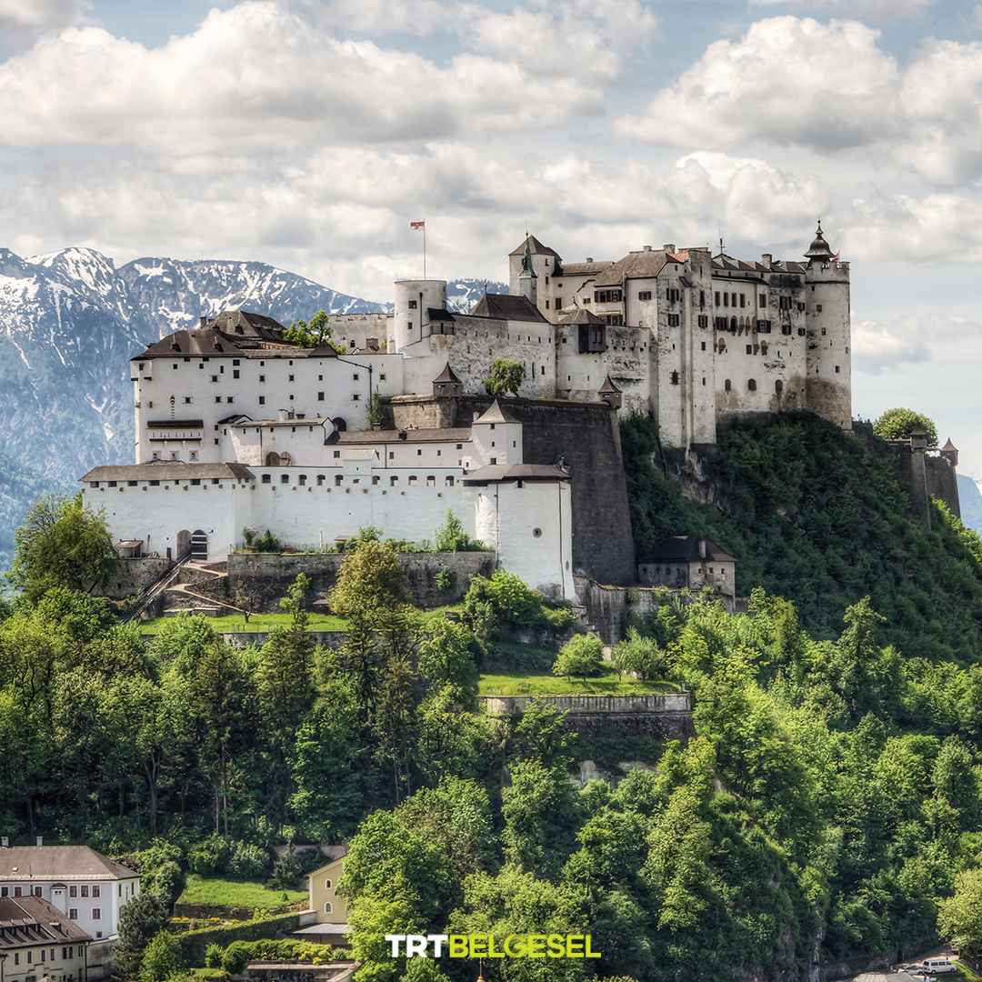 📍Hohensalzburg Kalesi, Avusturya
🏰 Salzburg’un simgesi ve Orta Avrupa’nın tamamen korunmuş en büyük kalesi olan yapı, 360 derecelik bir manzara sunuyor. 1077 yılında inşa edilen kalenin yapılış amacı, prensliği ve başpiskoposları korumaktı.