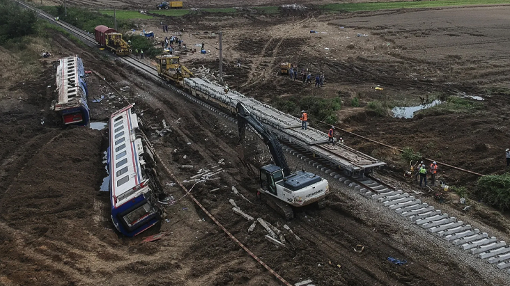 2018 yılında yaşanan ve 25 kişinin hayatına mal olan Çorlu tren kazası davasında karar çıktı. Dönemin TCDD Bölge Müdürü Nihat Aslan'a 15 yıl, bölge bakım müdürü Mümin Karasu'ya 17,6 yıl hapis cezası verildi. #Corlu