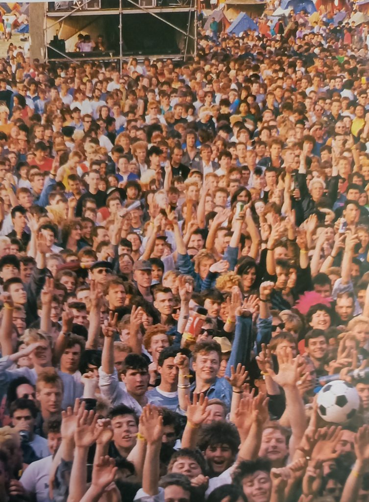 View from the Pyramid Stage in 1986.. No phones, no flags and just look how close the tents got down towards the stage..😅 #Glastonbury 😎