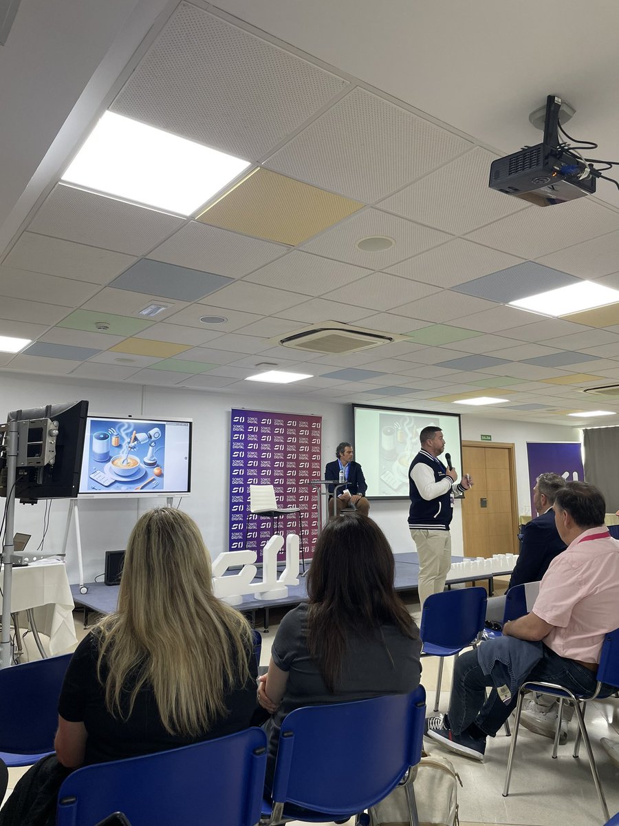 SomosDigital_'s tweet photo. Comenzamos el segundo día del Encuentro Somos Digital con la ponencia marco “Retos y oportunidades de la Inteligencia Artificial para la ciudadanIA y el Aprendizaje” de Gonzalo Romero, Head of Education at Google #CiudadanIADigital https://t.co/ndEJmrnI3G