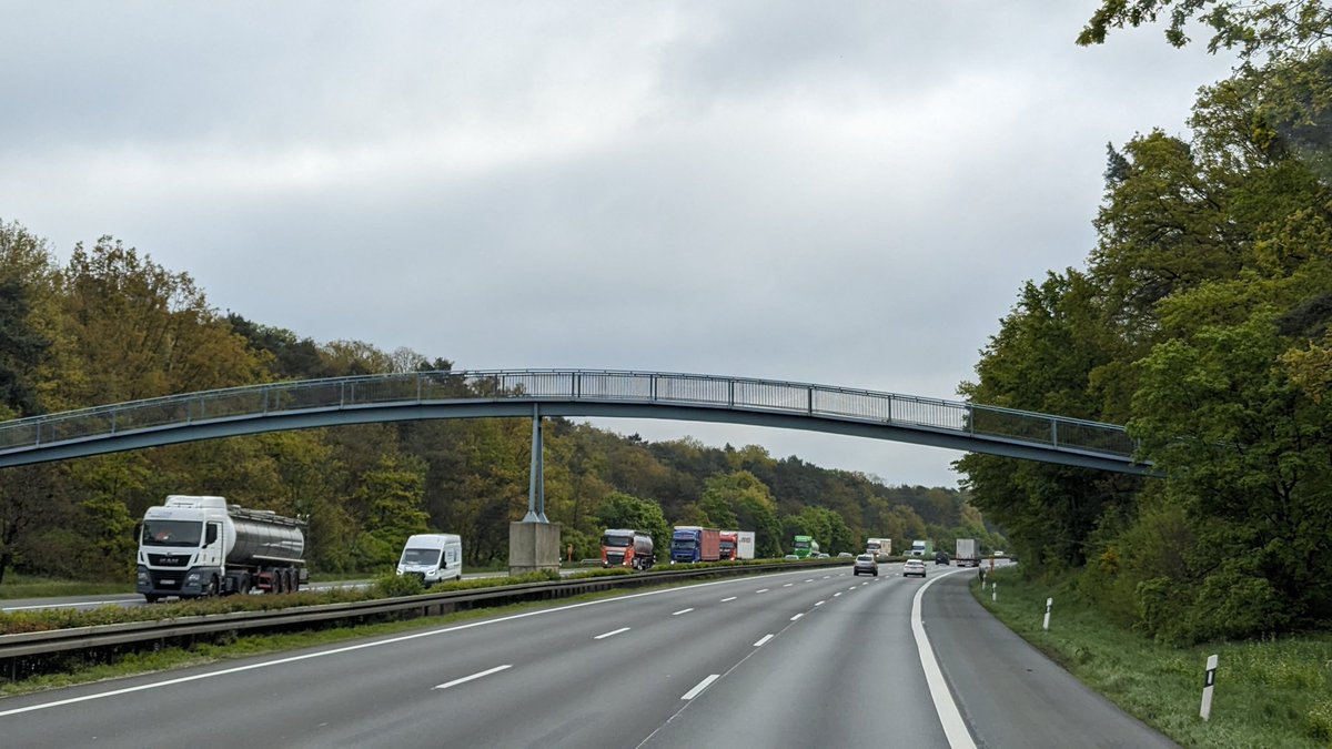 Diese Brücke ist witzig... Golfplatz rechts und links der Autobahn und manchmal laufen sie mit ihren Golftrolley's  über die Bahn... nur damit ihr das schon mal gehört habt 😂