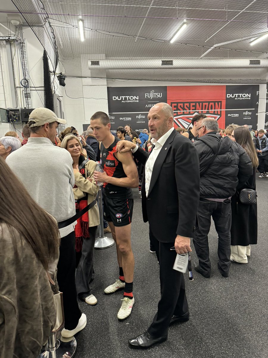 Collingwood CEO Craig Kelly briefly crosses the floor to console son Jake in the Essendon rooms. @abcsport #AnzacDay