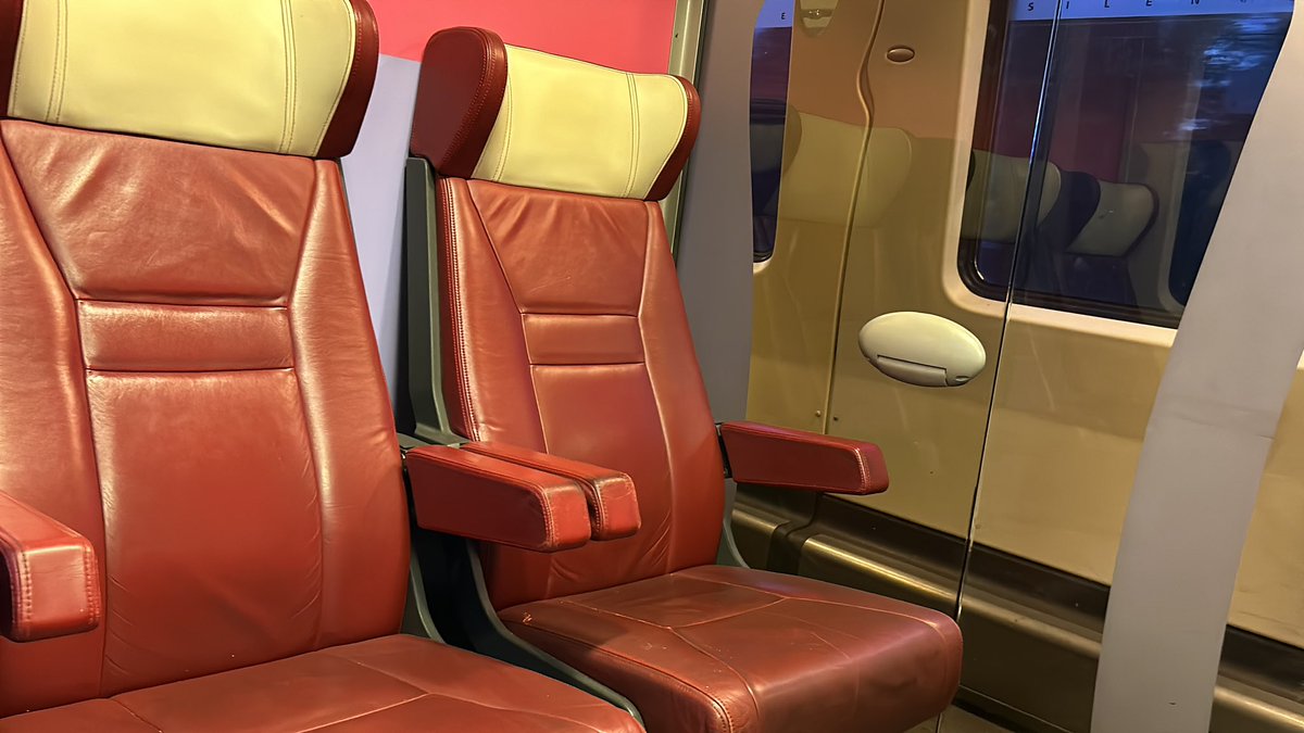 HvdLoos's tweet photo. IC 1/2
My boss doesn’t like driving &amp; Eurostar was fully booked so let’s go back in time and take the Intercity train from Brussels to Amsterdam…
First Class amenities include… close to nothing : no WiFi, no power plugs, no catering, no folding table…
#ns #sncb #nmbs https://t.co/7NY4AHY150
