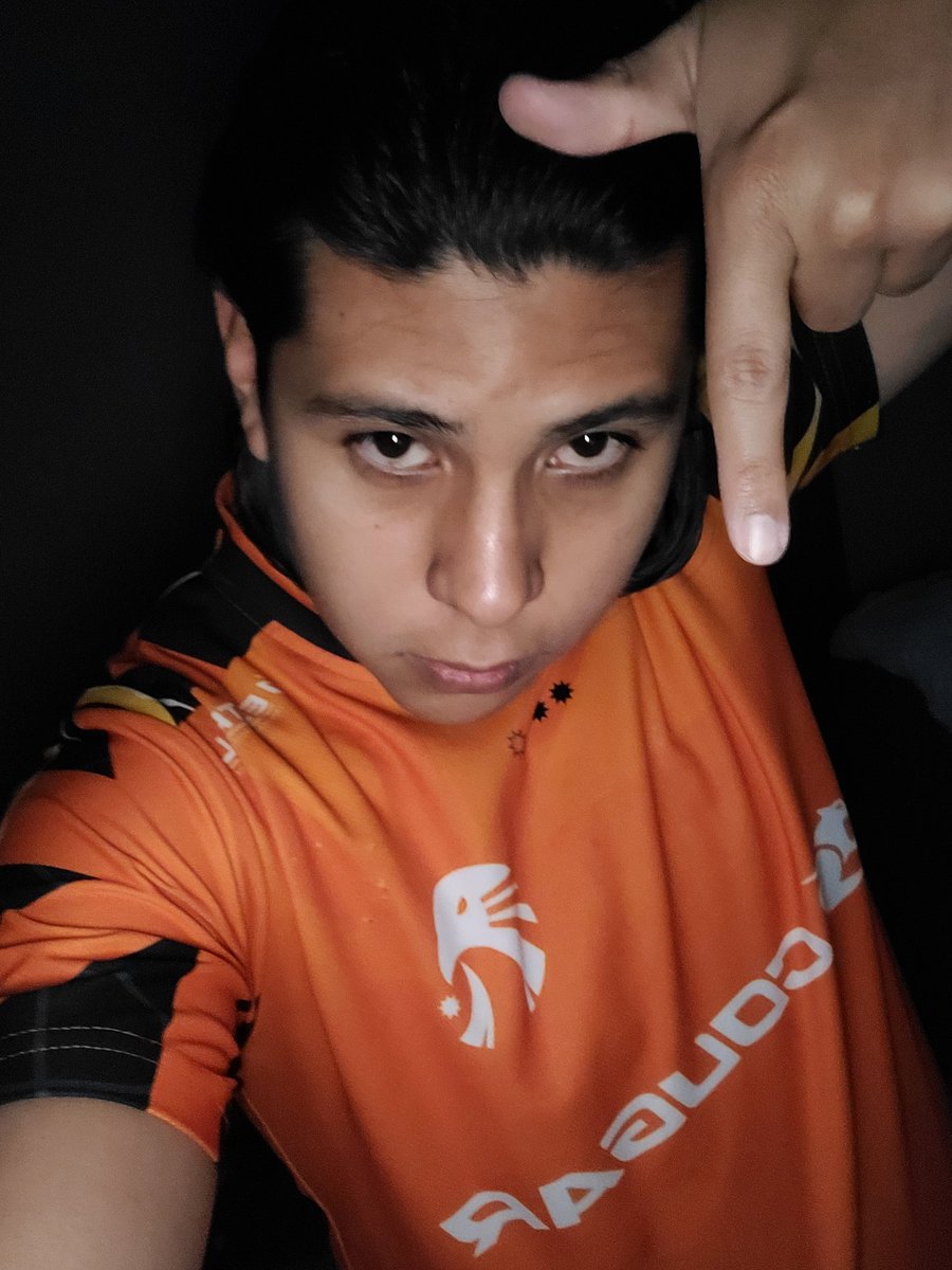 Dia 9, 10 y 11 sin saber lo que es no irle a un equipo que no es campeon de la #LLA y tratando de subir una o varias fotos diarias con la playera de #Estral hasta que le quiten la corona a PAPÁ. Te amo estral y gracias por estas emociones, tambien a ti patron #SomosEstral