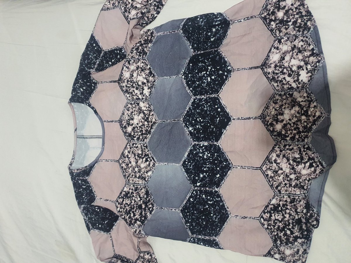 Por favor no compren en #Temu la ropa está hecha con tela muy corriente y los estampados vienen como agrandados en zoom, ésta blusa se la compró mi sobrina , no tiene forma, es cuadrada y es más cara que @SHEIN_Official , prefiero Shein mil veces es mejor calidad y precio